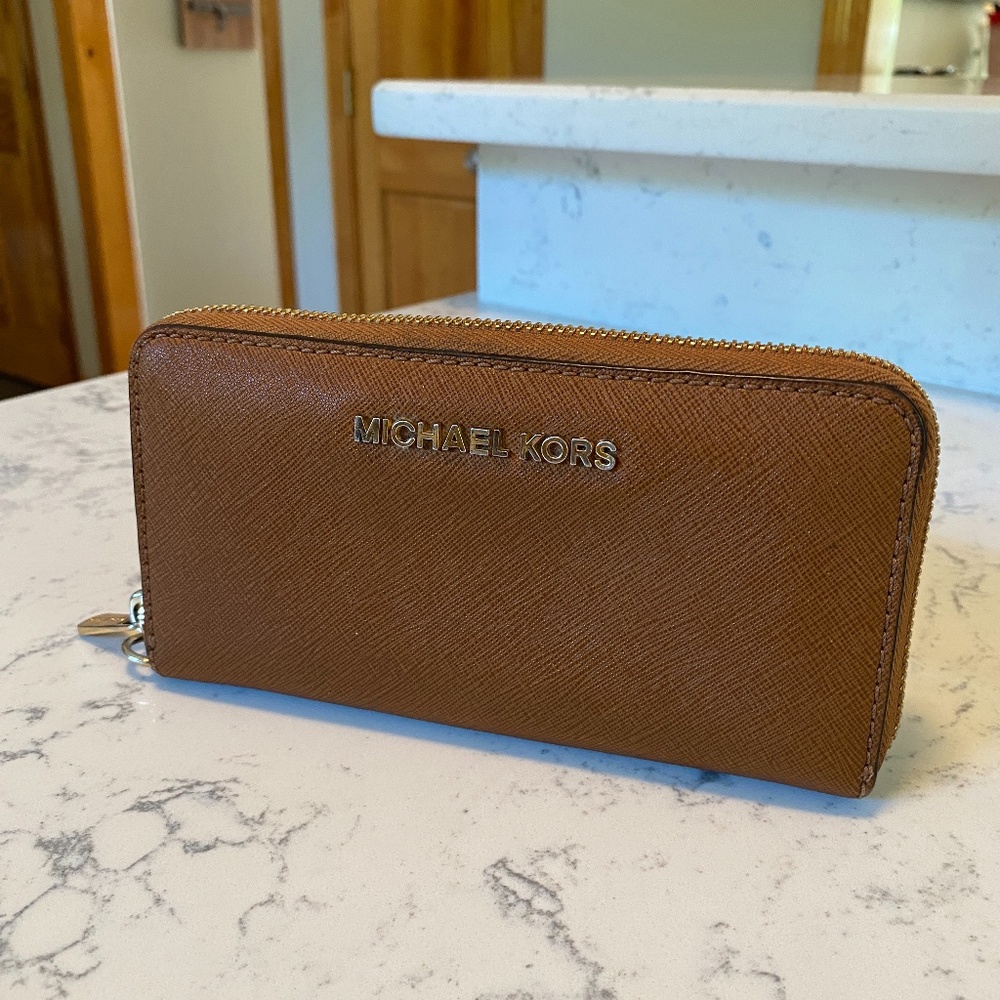Brown Michael Kors Wallet / Zip